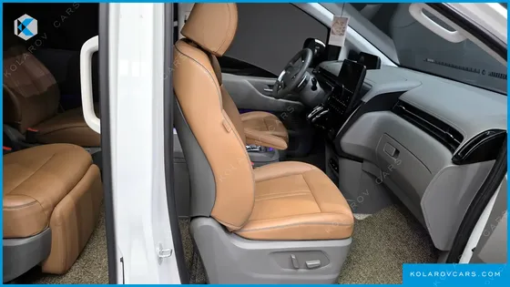 HYUNDAI STARIA 4WD LOUNGE 7-SEATER