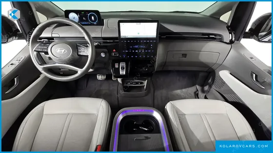 HYUNDAI STARIA 4WD LOUNGE 7-SEATER