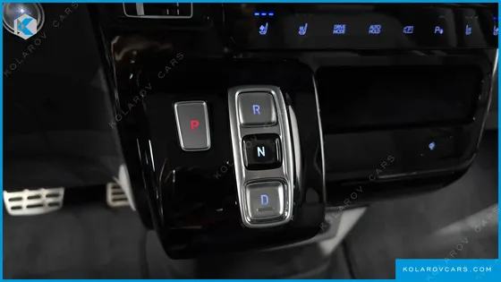 HYUNDAI STARIA 4WD LOUNGE 7-SEATER