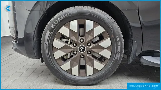 HYUNDAI STARIA 4WD LOUNGE 7-SEATER