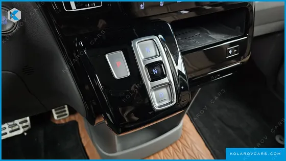 HYUNDAI STARIA 4WD LOUNGE 7-SEATER