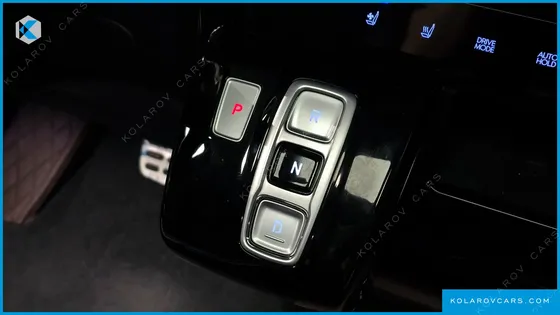 HYUNDAI STARIA 4WD LOUNGE 7-SEATER