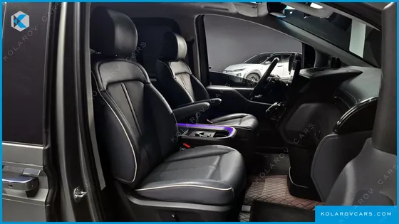 HYUNDAI STARIA 4WD LOUNGE 7-SEATER