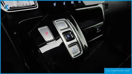 HYUNDAI STARIA 4WD LOUNGE 9-SEATER