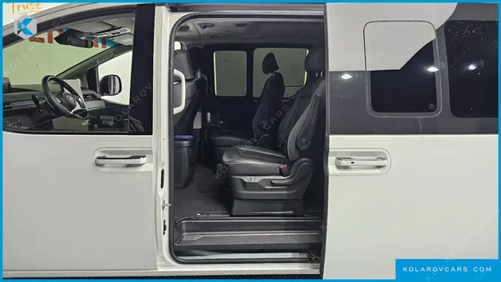 HYUNDAI STARIA 4WD LOUNGE 9-SEATER