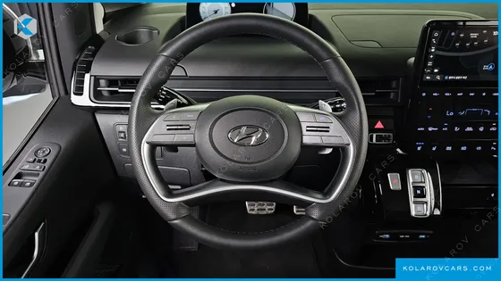 HYUNDAI STARIA 4WD LOUNGE 9-SEATER
