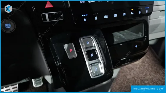 HYUNDAI STARIA LOUNGE 9-SEATER