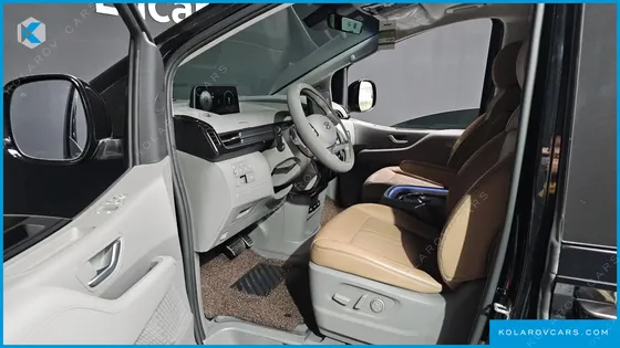HYUNDAI STARIA LOUNGE 9-SEATER