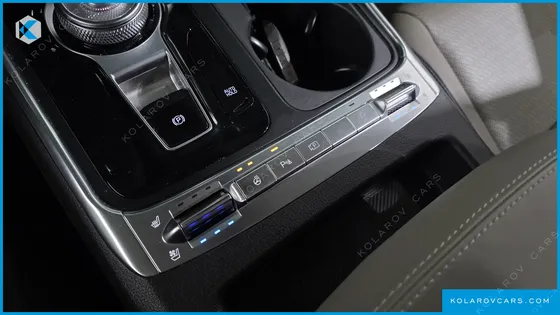 KIA CARNIVAL GASOLINE 7-SEATER NOBLESSE