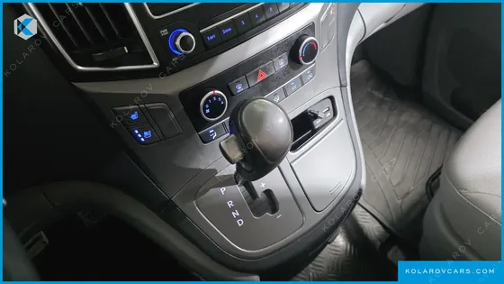 HYUNDAI STAREX VAN 5-SEATER