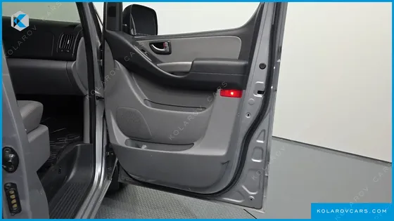 HYUNDAI STAREX VAN 5-SEATER