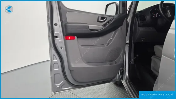 HYUNDAI STAREX VAN 5-SEATER