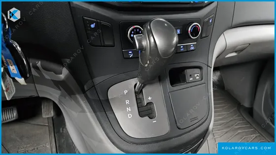 HYUNDAI STAREX VAN 5-SEATER