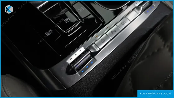 KIA CARNIVAL GASOLINE 7-SEATER SIGNATURE