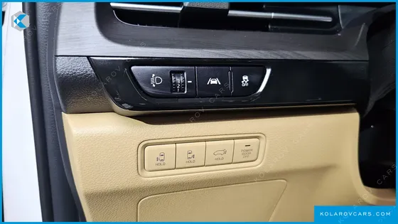 KIA CARNIVAL GASOLINE 7-SEATER SIGNATURE