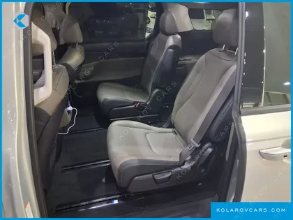 KIA CARNIVAL GASOLINE 7-SEATER OUTDOOR