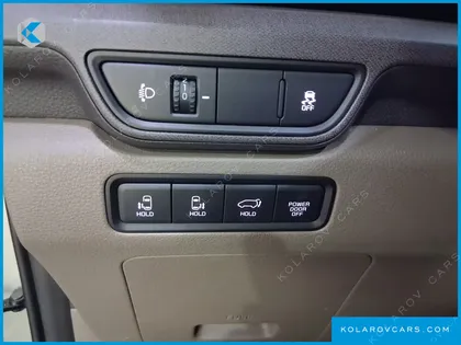 KIA CARNIVAL GASOLINE 7-SEATER OUTDOOR