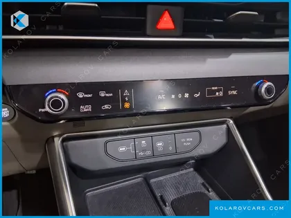 KIA CARNIVAL GASOLINE 7-SEATER OUTDOOR
