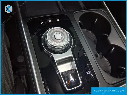 KIA CARNIVAL GASOLINE 7-SEATER OUTDOOR