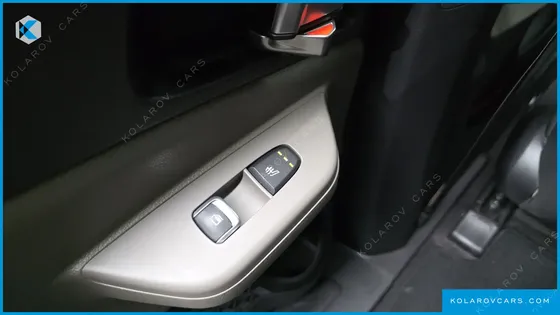 KIA CARNIVAL 9-SEATER PRESTIGE