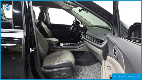 KIA CARNIVAL 7-SEATER OUTDOOR