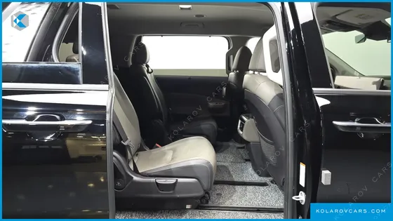 KIA CARNIVAL 7-SEATER OUTDOOR