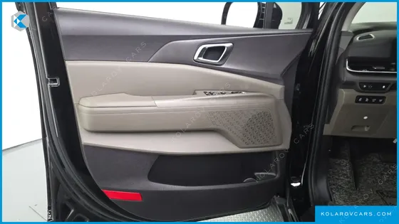 KIA CARNIVAL 7-SEATER OUTDOOR