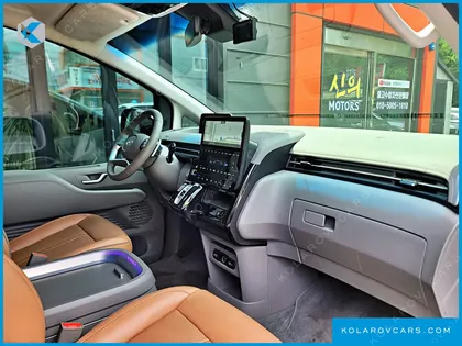 HYUNDAI STARIA 4WD LOUNGE 9-SEATER