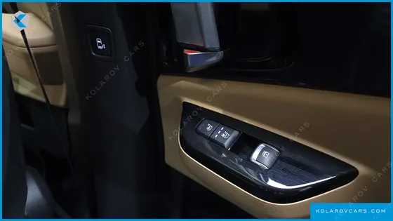 KIA CARNIVAL GASOLINE 7-SEATER SIGNATURE