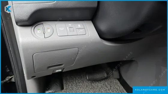 HYUNDAI STAREX VAN 5-SEATER
