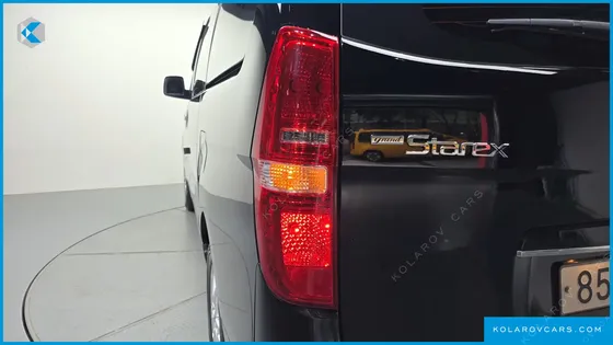 HYUNDAI STAREX VAN 5-SEATER