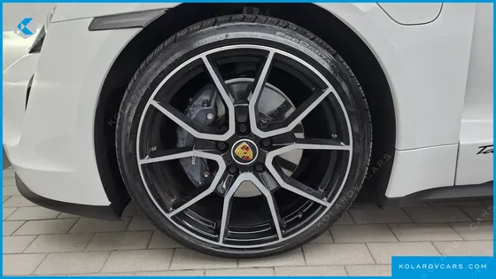 PORSCHE TAYCAN BASE