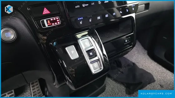 HYUNDAI STARIA 4WD LOUNGE 9-SEATER
