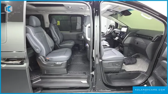 HYUNDAI STARIA 4WD LOUNGE 9-SEATER