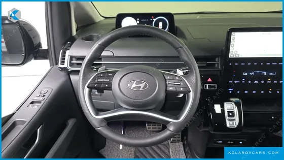 HYUNDAI STARIA 4WD LOUNGE 9-SEATER