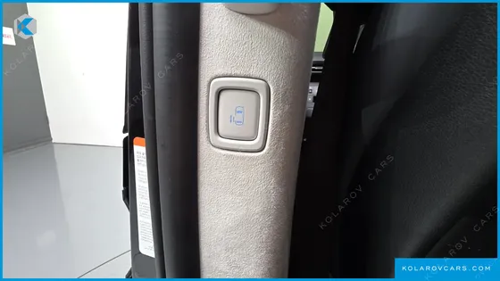 HYUNDAI STARIA 4WD LOUNGE 9-SEATER