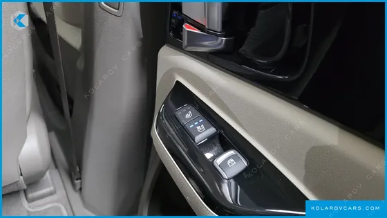 KIA CARNIVAL GASOLINE 7-SEATER SIGNATURE