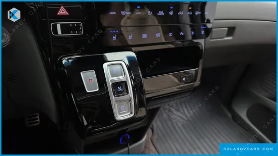HYUNDAI STARIA 4WD LOUNGE 9-SEATER