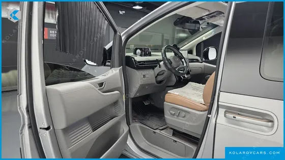 HYUNDAI STARIA 4WD LOUNGE 9-SEATER