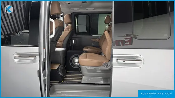HYUNDAI STARIA 4WD LOUNGE 9-SEATER
