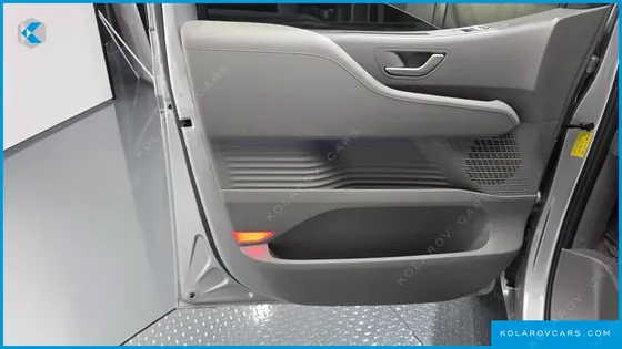 HYUNDAI STARIA 4WD LOUNGE 9-SEATER