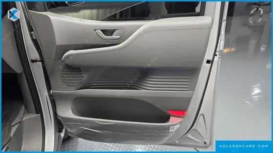 HYUNDAI STARIA 4WD LOUNGE 9-SEATER