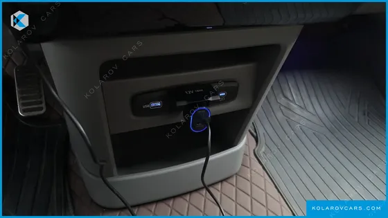 HYUNDAI STARIA 4WD LOUNGE 9-SEATER