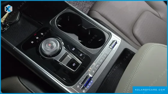 KIA CARNIVAL 7-SEATER OUTDOOR