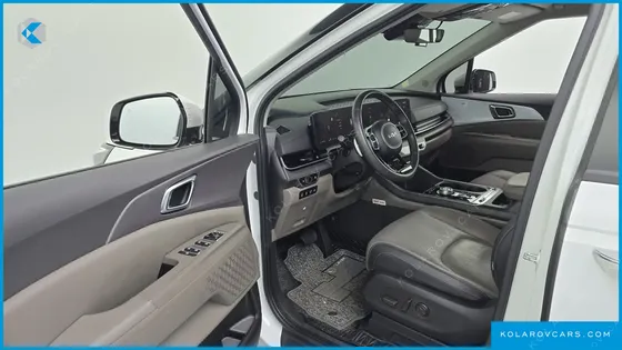 KIA CARNIVAL 7-SEATER OUTDOOR