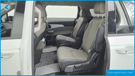KIA CARNIVAL 7-SEATER OUTDOOR