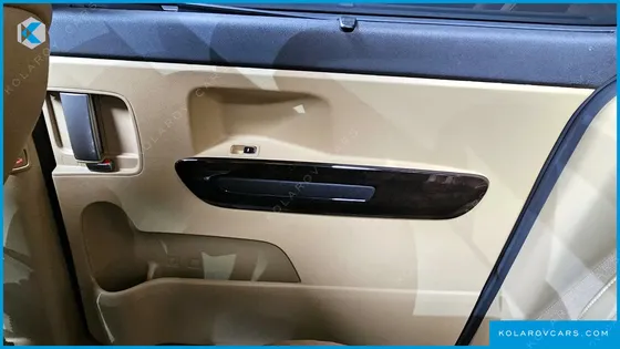 KIA CARNIVAL 7-SEATER LIMOUSINE