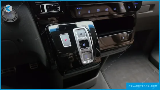 HYUNDAI STARIA 4WD LOUNGE 9-SEATER