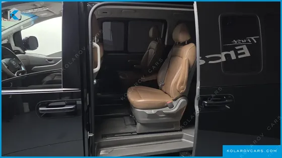HYUNDAI STARIA 4WD LOUNGE 9-SEATER