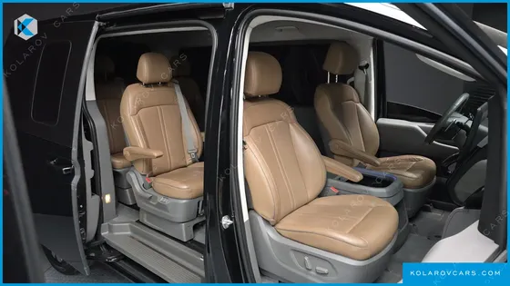 HYUNDAI STARIA 4WD LOUNGE 9-SEATER